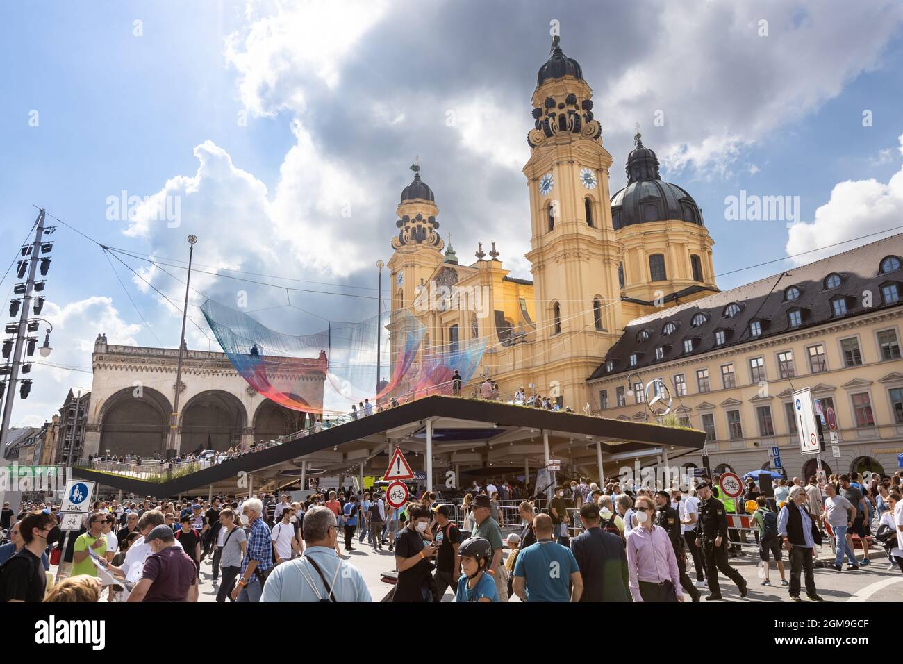 München, 12. September 2021: Menschen auf dem Mercedes Benz / Daimler Messestand auf der IAA Mobilitätsmesse 2021 in München (Odeonsplatz aufhört Stockfoto