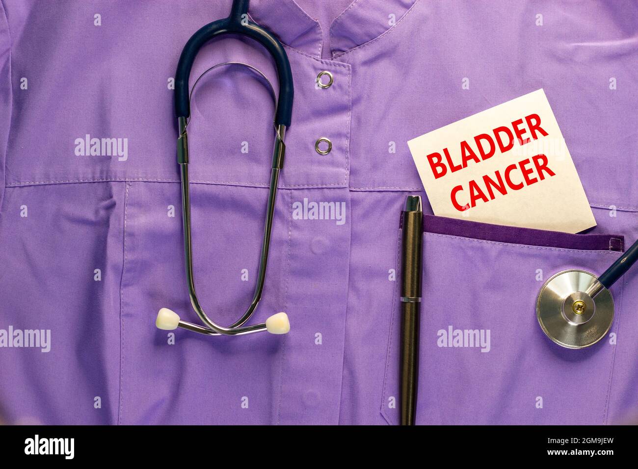 Symbol für Blasenkrebs. Medizinische Uniform, weiße Karte mit den Worten Blasenkrebs, Metallstift und Stethoskop. Medizinisches und Blasenkrebskonzept. Stockfoto