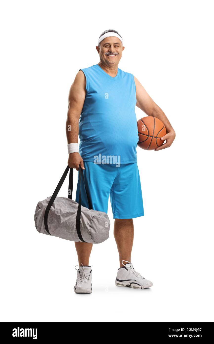 In voller Länge Porträt eines glücklichen reifen Mann hält einen Basketball  und eine Sporttasche isoliert auf weißem Hintergrund Stockfotografie - Alamy