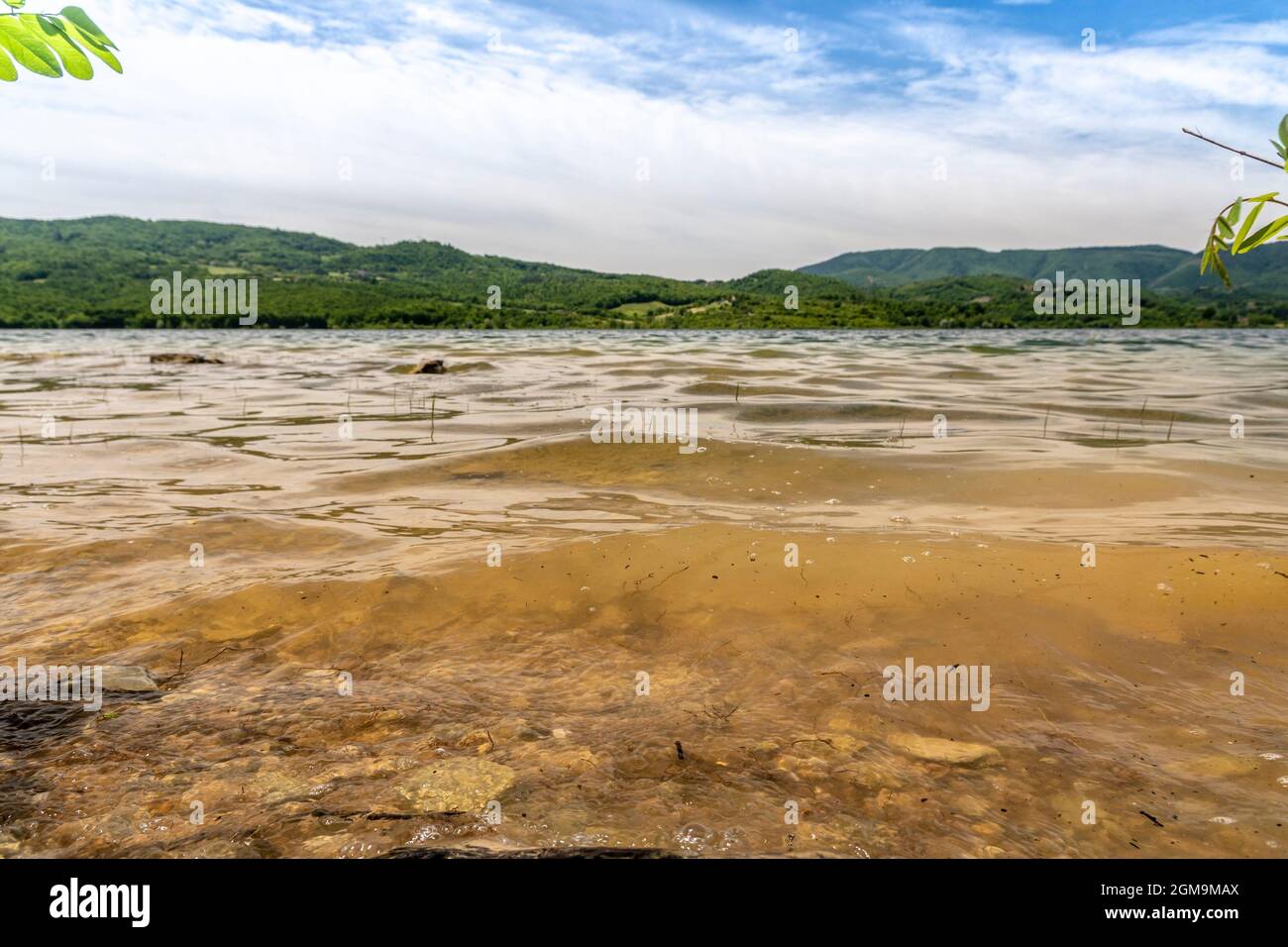 Blick auf den Bilancino See im Mugello in der Toskana - Italien Stockfoto