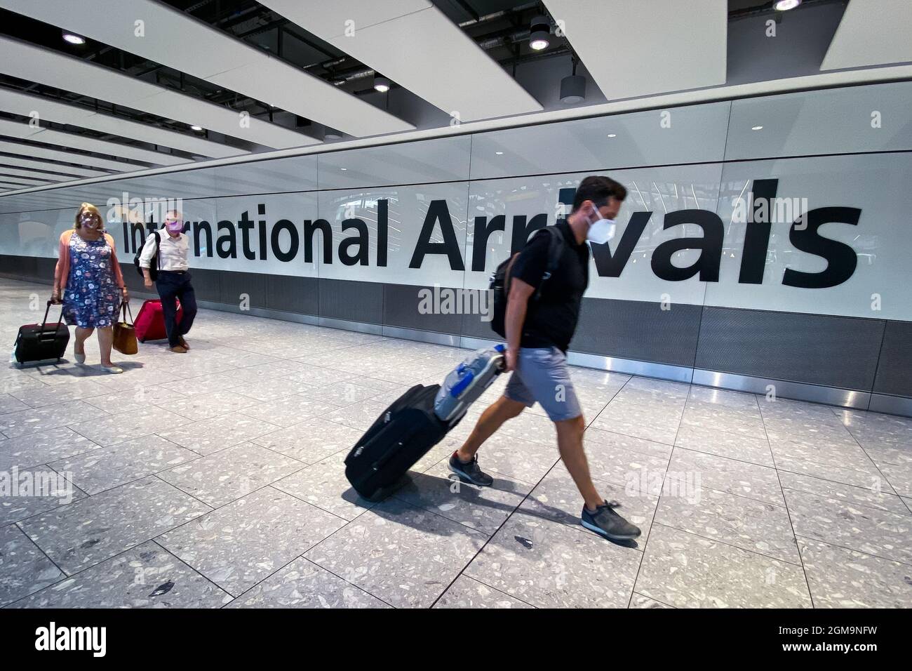 Aktenfoto vom 22/08/20 von Passagieren in der Ankunftshalle des Flughafens Heathrow, London. Das Ampelsystem für internationale Reisen soll gestrichen werden und die Anzahl der Länder, aus denen wiederkehrende Reisende in einem Hotel in Quarantäne gehen müssen, soll reduziert werden, kündigte Verkehrsminister Grant Shapps an. Ausgabedatum: Freitag, 17. September 2021. Stockfoto