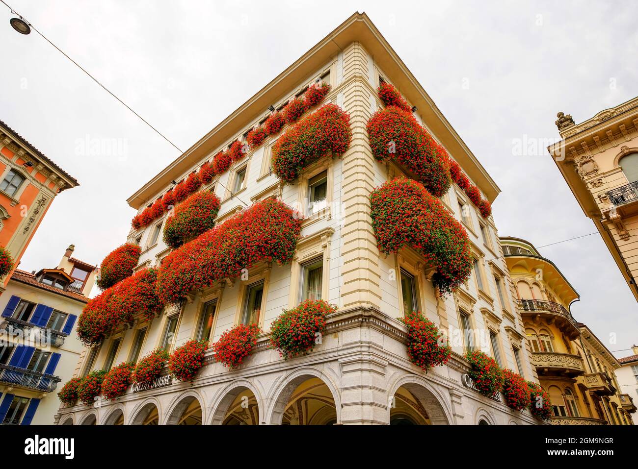 Beeindruckendes Gebäude am Piazza Riforma (Platz) mit Bars und Restaurants im historischen Zentrum der Stadt Lugano. Kanton Tessin, Schweiz. Stockfoto