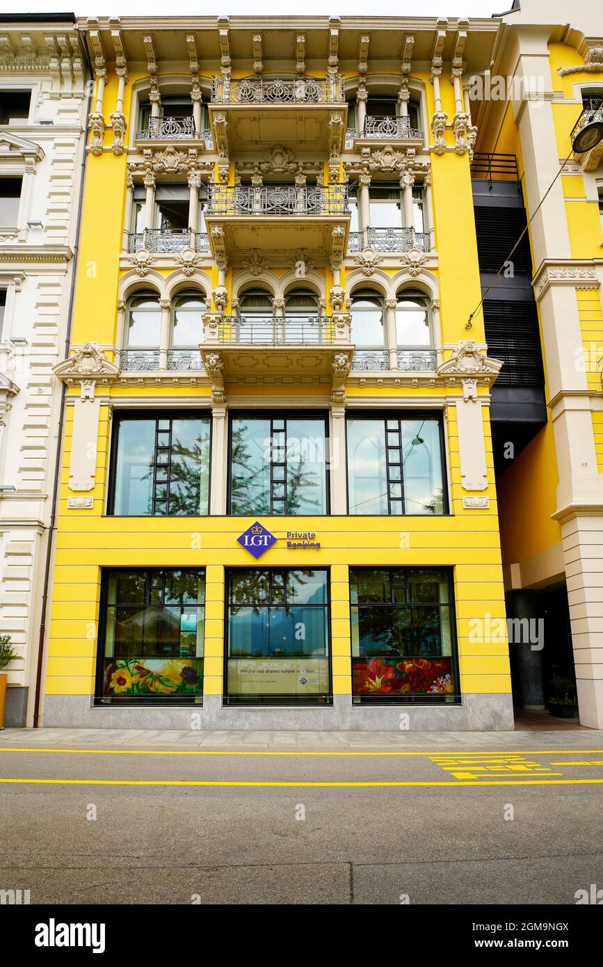 Beeindruckendes Gebäude am Piazza Riforma (Platz) mit Bars und Restaurants im historischen Zentrum der Stadt Lugano. Kanton Tessin, Schweiz. Stockfoto