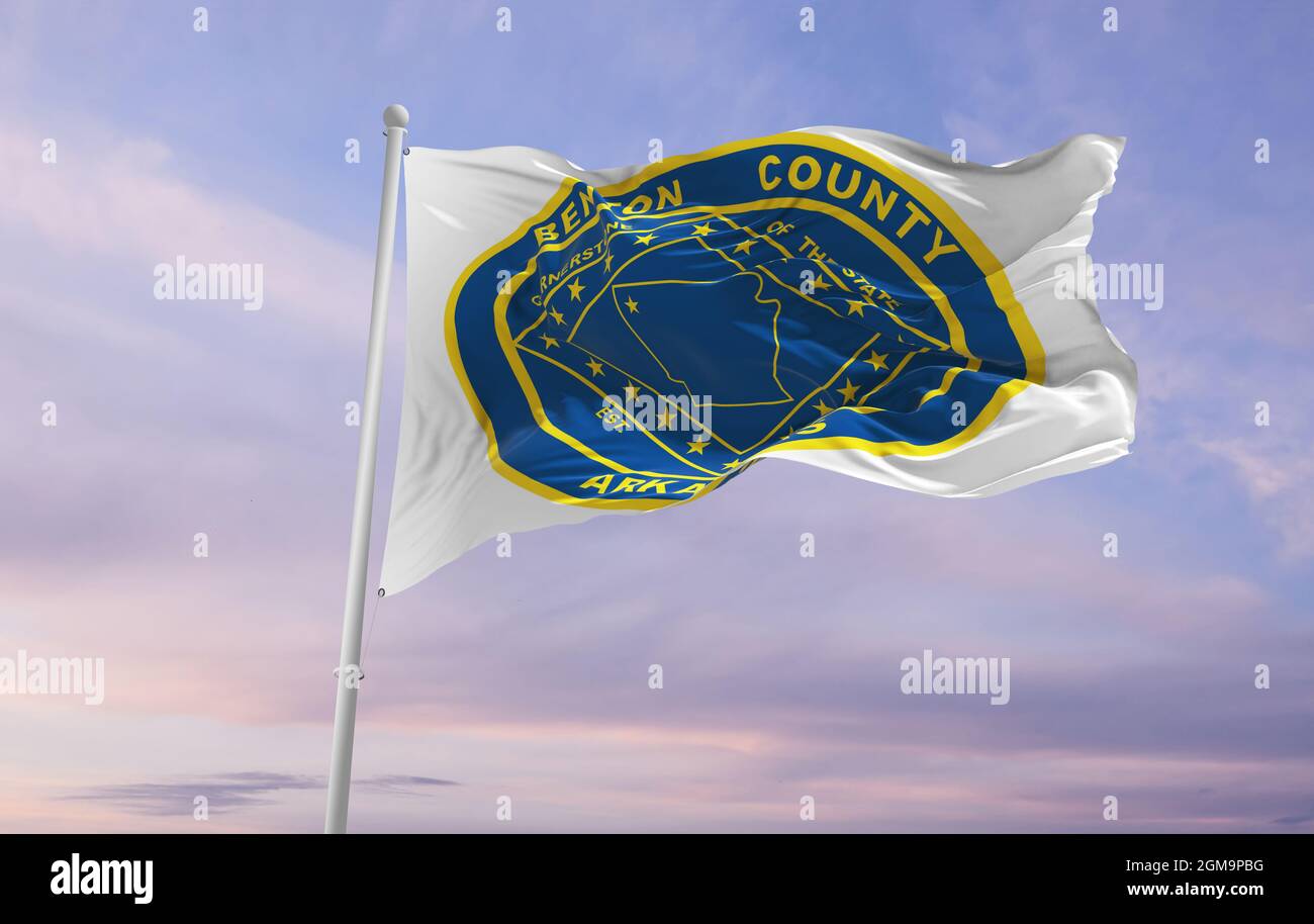 Flagge der Grafschaft Benton, Arkansas , USA bei bewölktem Himmel Hintergrund bei Sonnenuntergang, Panoramablick, patriotisches Konzept über Benton, Arkansas und Kopierraum für Stockfoto