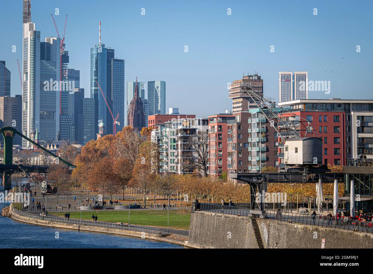Die Hauptpromenade und das Restaurant Oosten mit der Skyline von Frankfurt im Hintergrund Stockfoto