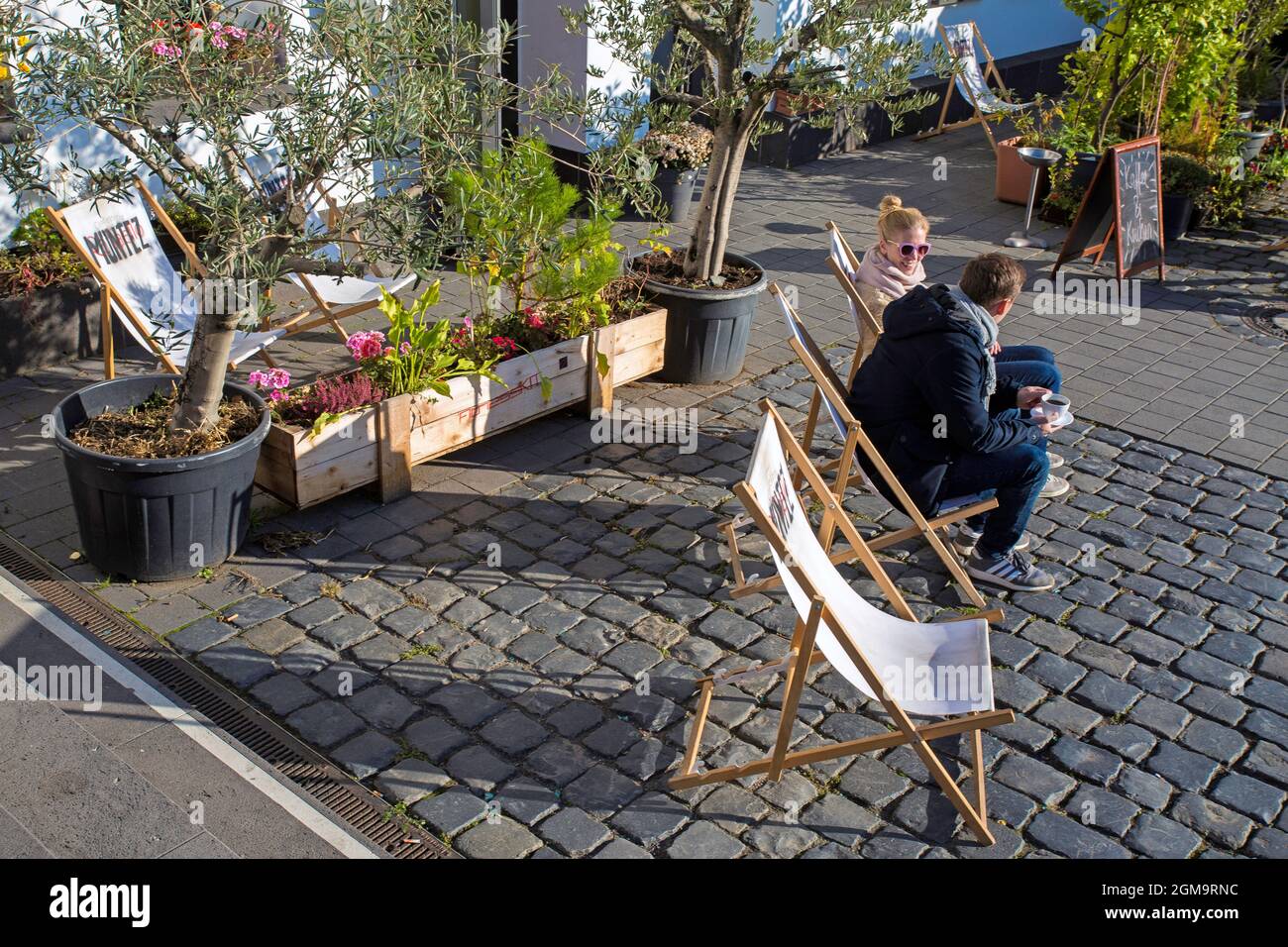 Ehepaar sitzt draußen im Kunstverein Familie Montez in Frankfurt und trinkt Kaffee Deutschland. Stockfoto