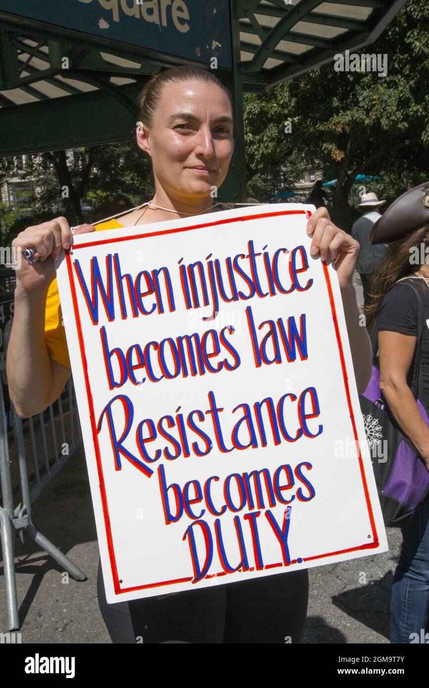 Menschen demonstrieren und marschieren vom Foley Square in Manhattan aus, um sich gegen die allmähliche Aushöhlung der individuellen Rechte durch Covid-19 zu äußern. Die Menschen sprechen sich gegen obligatorische Impfstoffe aus, die ihrer Meinung nach immer noch experimentell sind, und sagen Nein zu Impfpässen, ein Schritt in Richtung Faschismus und sogar ein Echo auf Nazi-Deutschland. Medizinische Freiheit war das Wort des Tages. Stockfoto