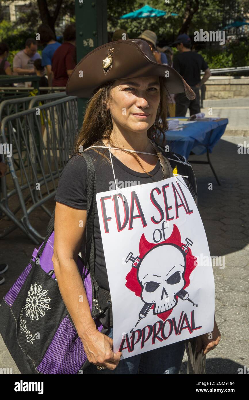 Menschen demonstrieren und marschieren vom Foley Square in Manhattan aus, um sich gegen die allmähliche Aushöhlung der individuellen Rechte durch Covid-19 zu äußern. Die Menschen sprechen sich gegen obligatorische Impfstoffe aus, die ihrer Meinung nach immer noch experimentell sind, und sagen Nein zu Impfpässen, ein Schritt in Richtung Faschismus und sogar ein Echo auf Nazi-Deutschland. Medizinische Freiheit war das Wort des Tages. Stockfoto