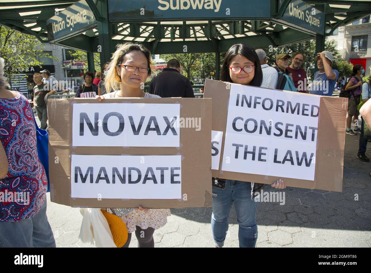 Menschen demonstrieren und marschieren vom Foley Square in Manhattan aus, um sich gegen die allmähliche Aushöhlung der individuellen Rechte durch Covid-19 zu äußern. Die Menschen sprechen sich gegen obligatorische Impfstoffe aus, die ihrer Meinung nach immer noch experimentell sind, und sagen Nein zu Impfpässen, ein Schritt in Richtung Faschismus und sogar ein Echo auf Nazi-Deutschland. Medizinische Freiheit war das Wort des Tages. Stockfoto