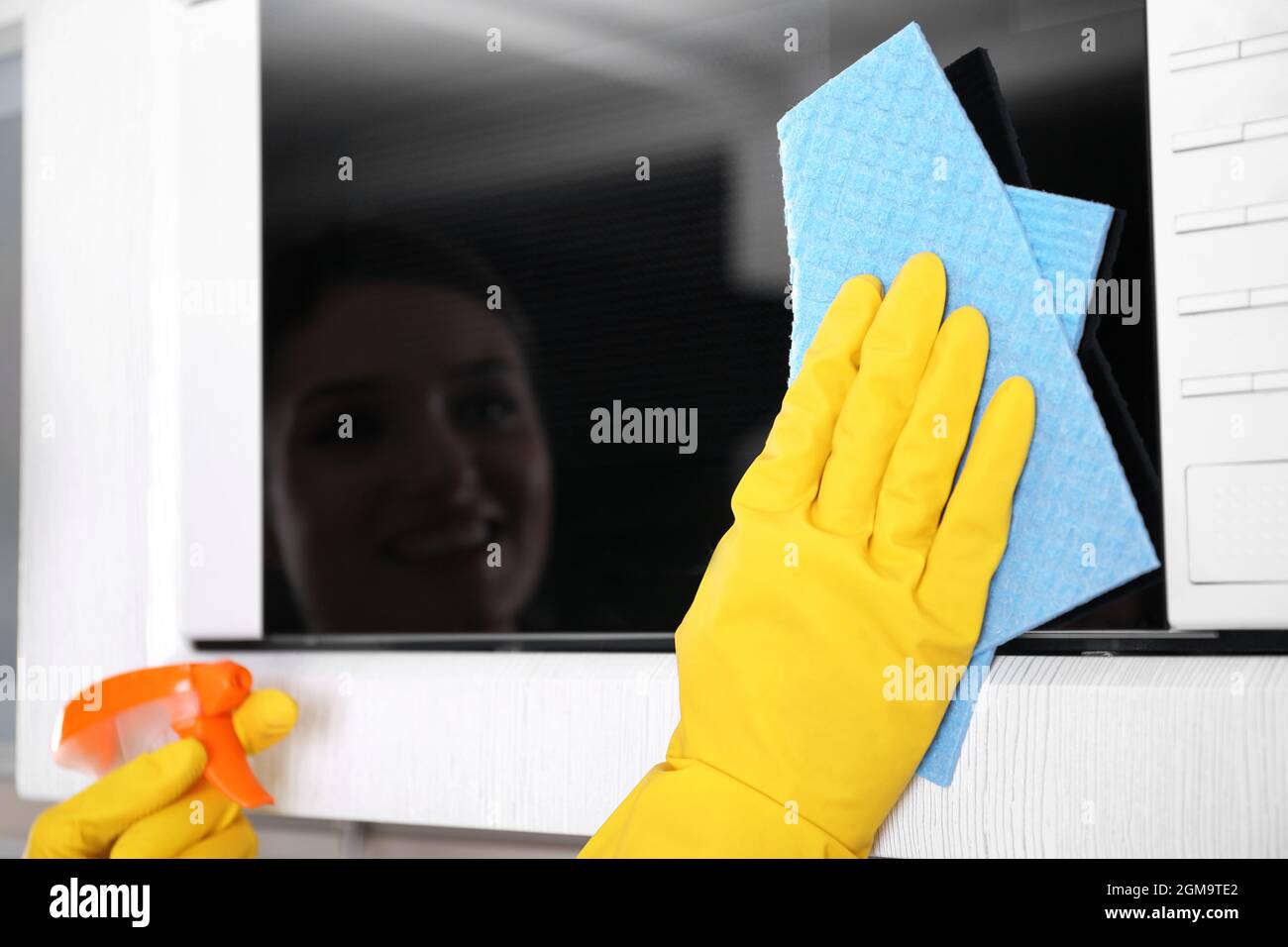 Person in Handschuhe Reinigung Mikrowelle, Nahaufnahme Stockfotografie -  Alamy