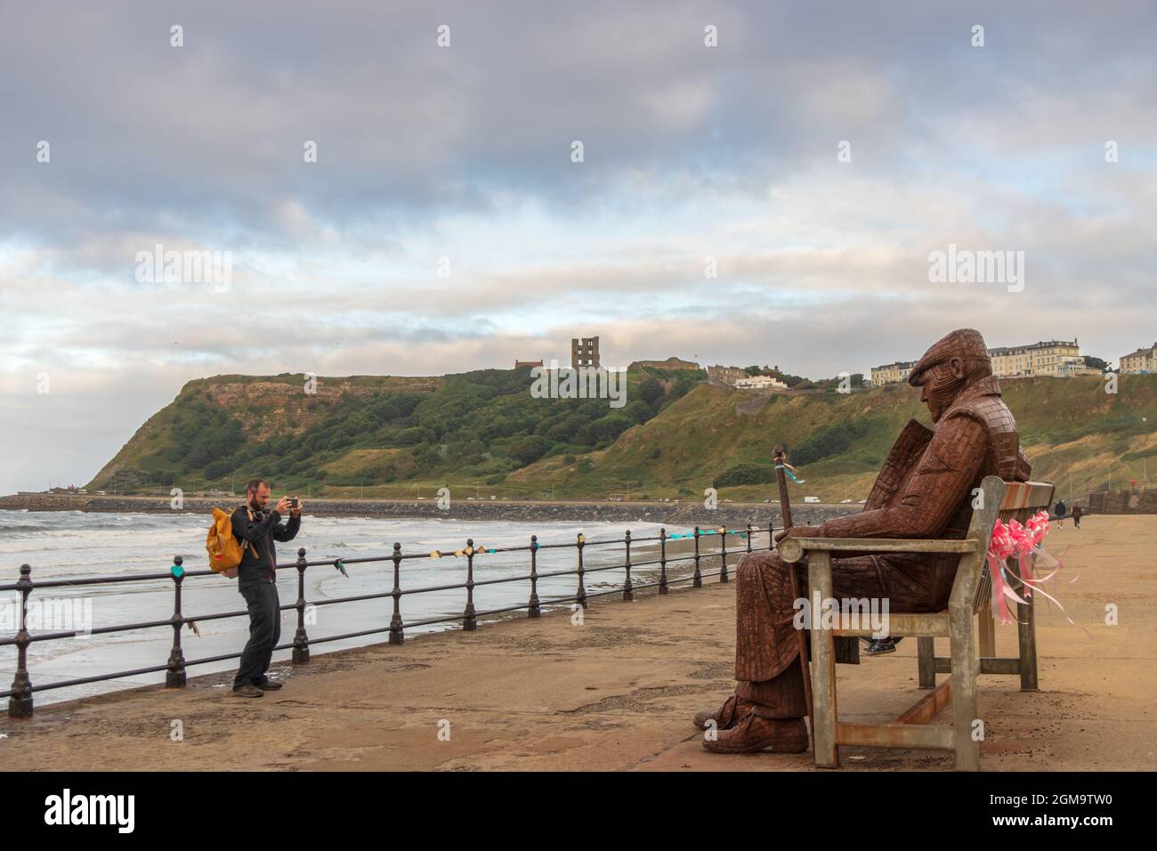 Freddie Gilroy und die Belsen-Nachzügler liebten die Statue des Bildhauers Ray Lonsdale, die die North Bay von Scarborough, England, überblickt. Stockfoto