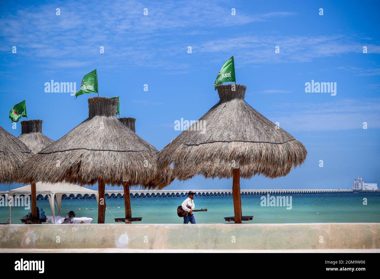7 06 2017 Progreso Yucatan Mexico längster Pier der Welt in den Golf von Mexiko bei Progreso in Yucatan sah man an Tiki-Schirmen auf dem melac vorbei Stockfoto
