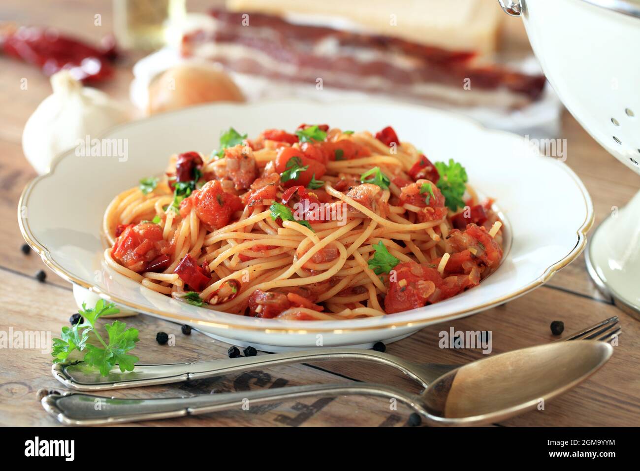 Spaghetti-Mahlzeit auf einem Teller, Holzhintergrund Stockfoto