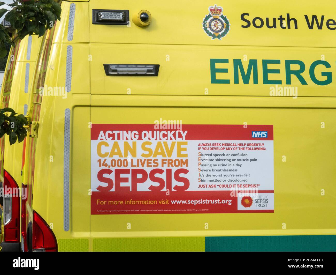 Schnelles Handeln kann Sepsis-Zeichen auf einem Krankenwagen, Devon, Großbritannien, retten Stockfoto