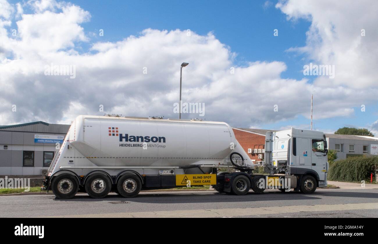 Ein Betontransportmischer verlässt das Hansons Premix-Betondepot, Marsh Barton, Exeter, Devon, Großbritannien Stockfoto