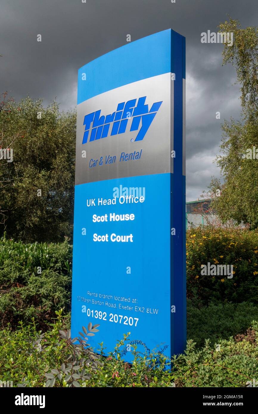 Schild und Logo vor der Zentrale von Thrifty Car and Van Rental, Marsh Barton, Exeter, Devon, Großbritannien Stockfoto