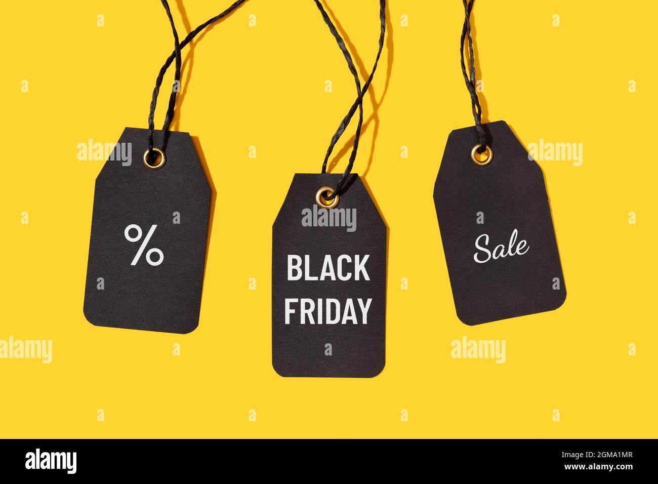 Gruppe von Preisschildern mit Black friday Sale Text isoliert auf gelbem Hintergrund Stockfoto