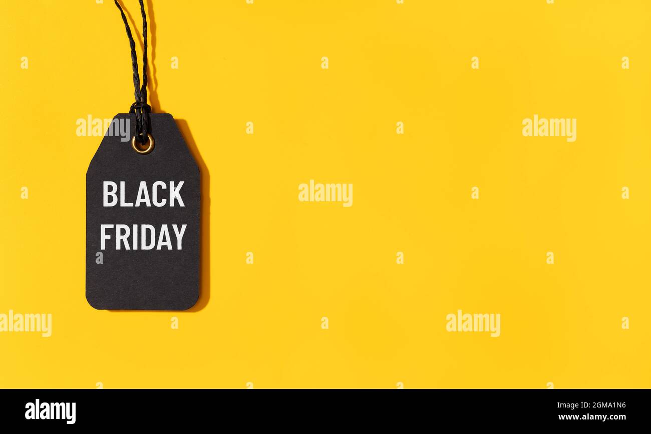 Schwarzes freitag-Tag auf gelbem Hintergrund mit Kopierplatz isoliert Stockfoto