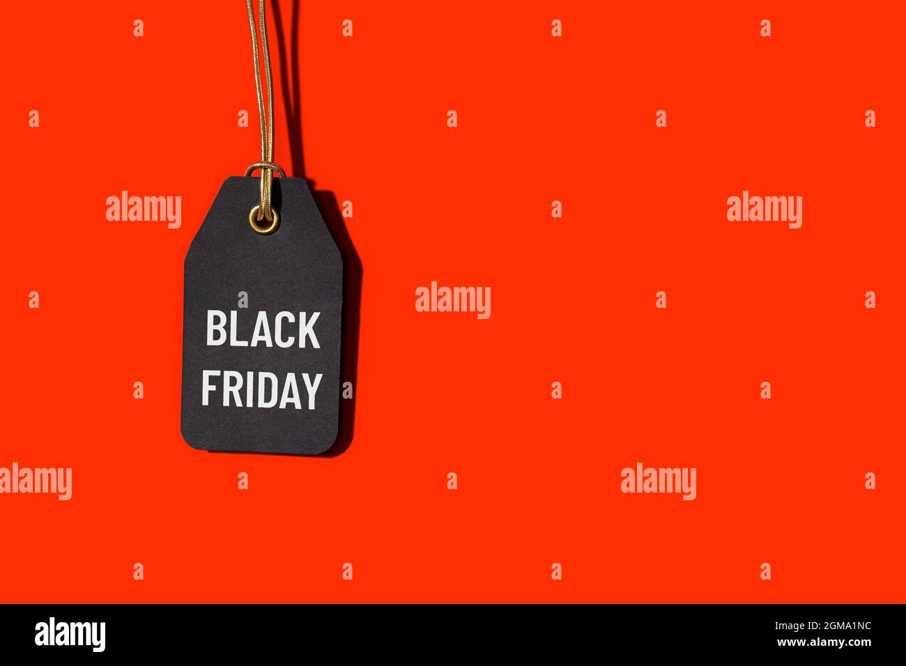 Schwarzes freitag-Tag auf rotem Hintergrund mit Kopierplatz isoliert Stockfoto