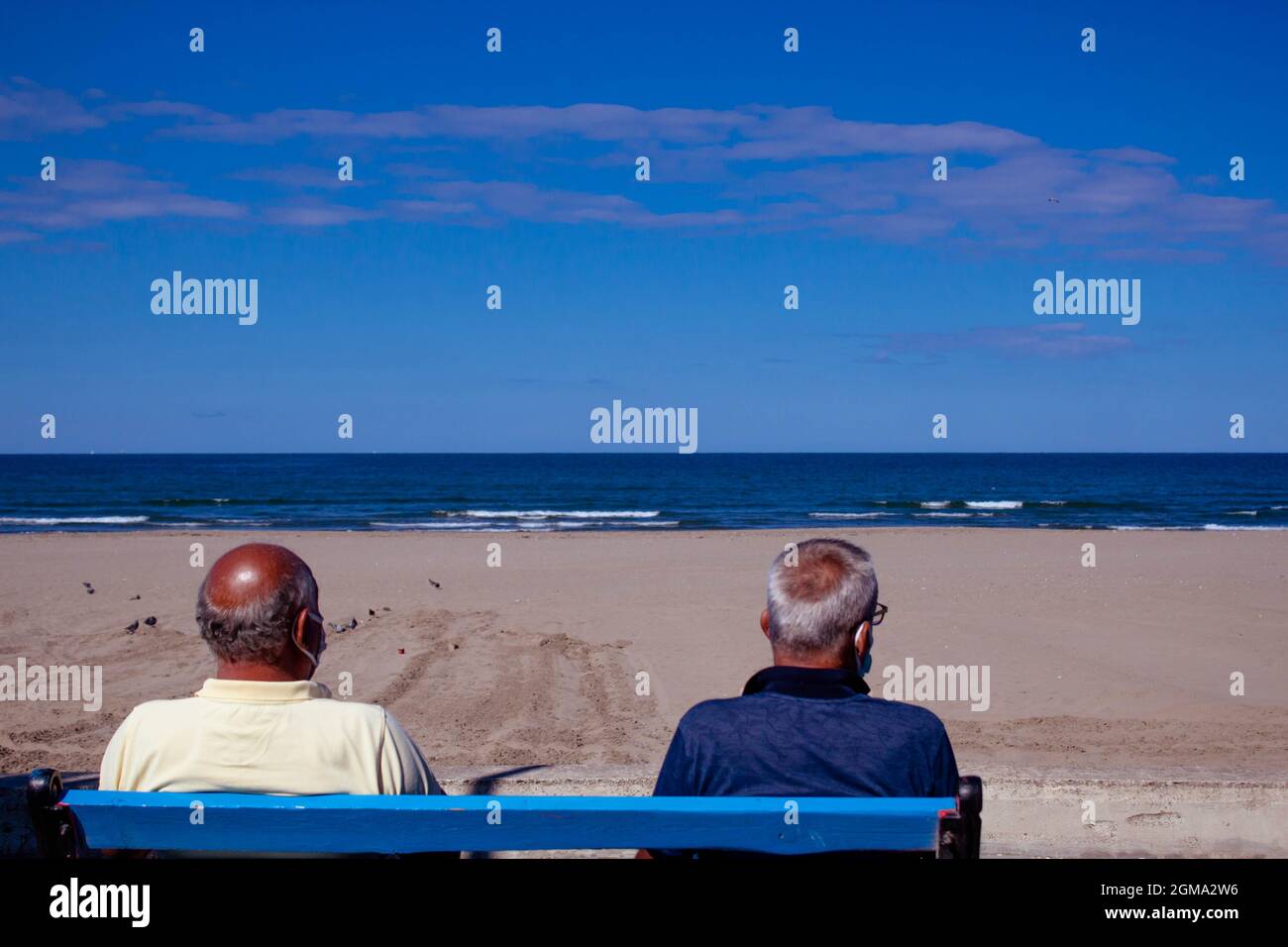 Ein älteres Paar, das den Blick auf das Meer genießt. Schöne homosexuelle Beziehung am Meer. Hasse freie Liebe. Stockfoto