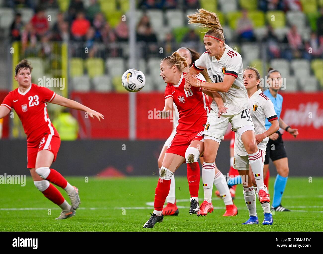 Die polnische Weronika Zawistowska und die belgische Julie Biesmans kämpfen während eines Fußballspiels zwischen der belgischen Nationalmannschaft The Red Flames und um den Ball Stockfoto