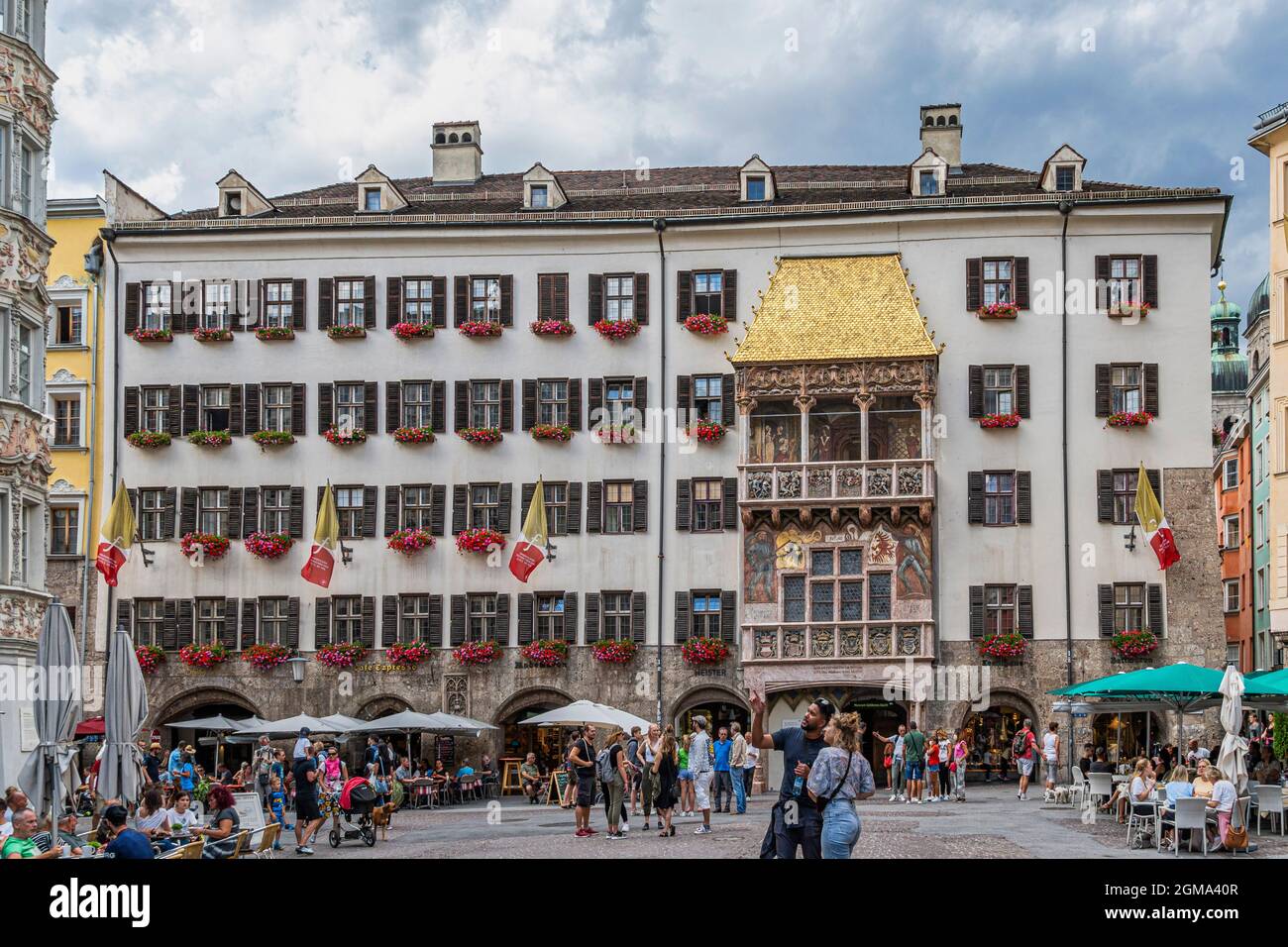 Das Goldene Dachl ist das Wahrzeichen von Innsbruck, eine Loggia, die mit goldenen Kupferfliesen am Ende der Via Maria-Theresien-Straße bedeckt ist. Stockfoto