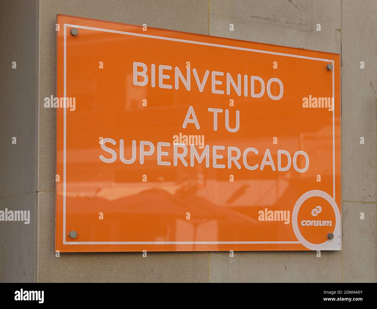VALENCIA, SPANIEN - 16. SEPTEMBER 2021. Consum ist eine spanische Supermarktkette mit Sitz in Silla Stockfoto
