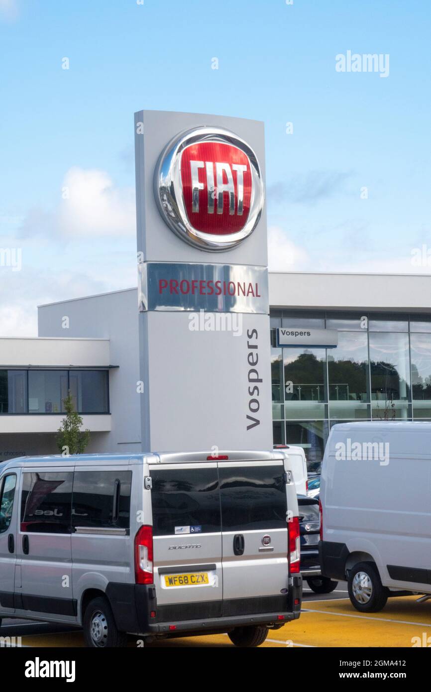 Vopers Fiat Händler, Auto-Logo und Schild vor dem Autohändler Showroom, Exeter Stockfoto