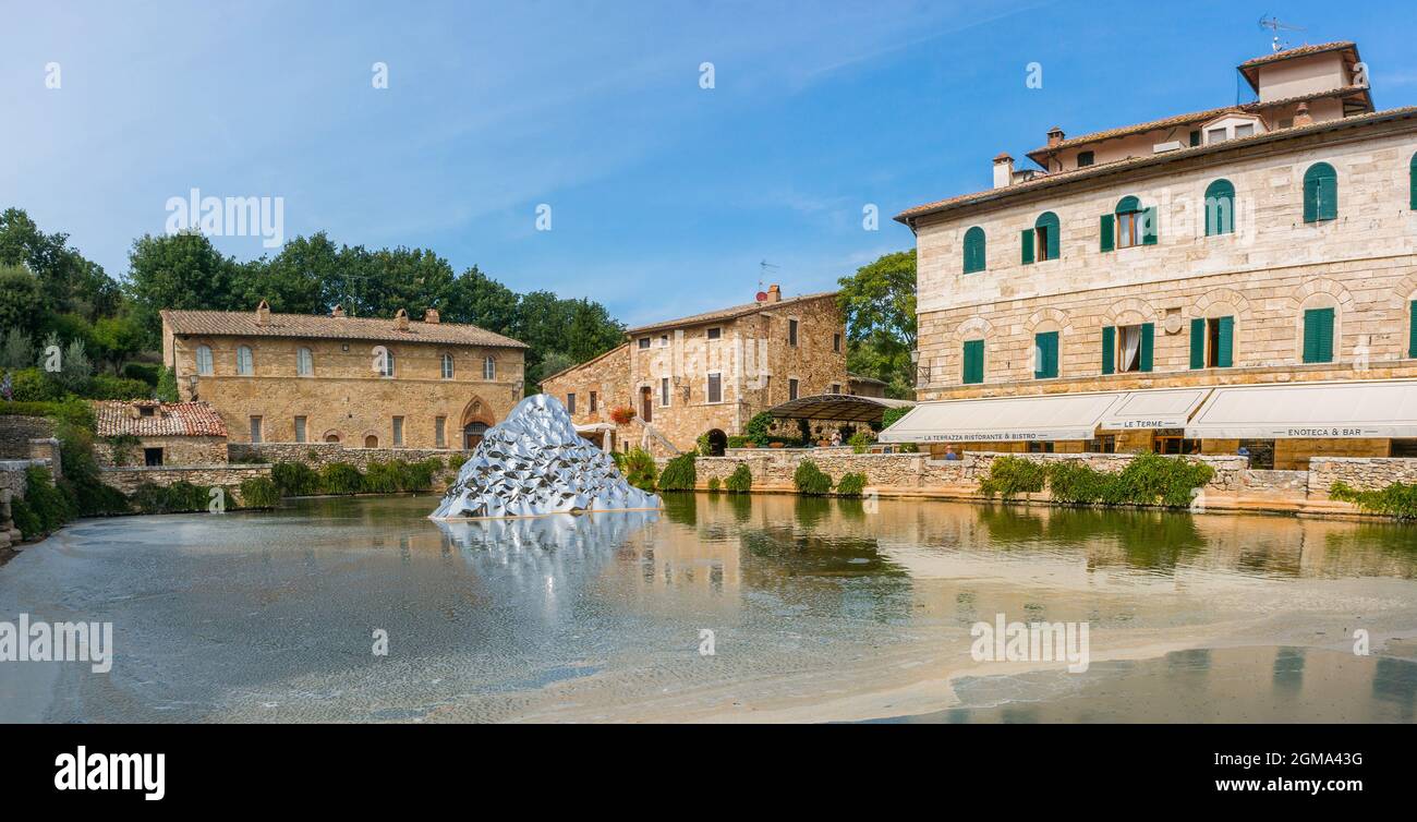 Bagno Vignoni, Italien (14. September 2021) - der alte zentrale Platz der Piazza delle sorgenti mit seinem beliebten natürlichen Thermalwasserbecken Stockfoto