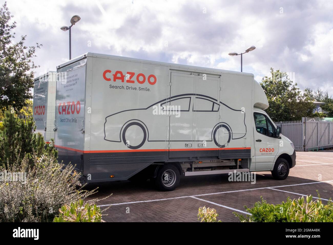 Cazoo-Lieferfahrzeug in einem Autosalon, Kundencenter, Online-Autohändler, Marsh Barton, Exeter. Autoverkäufe. Stockfoto