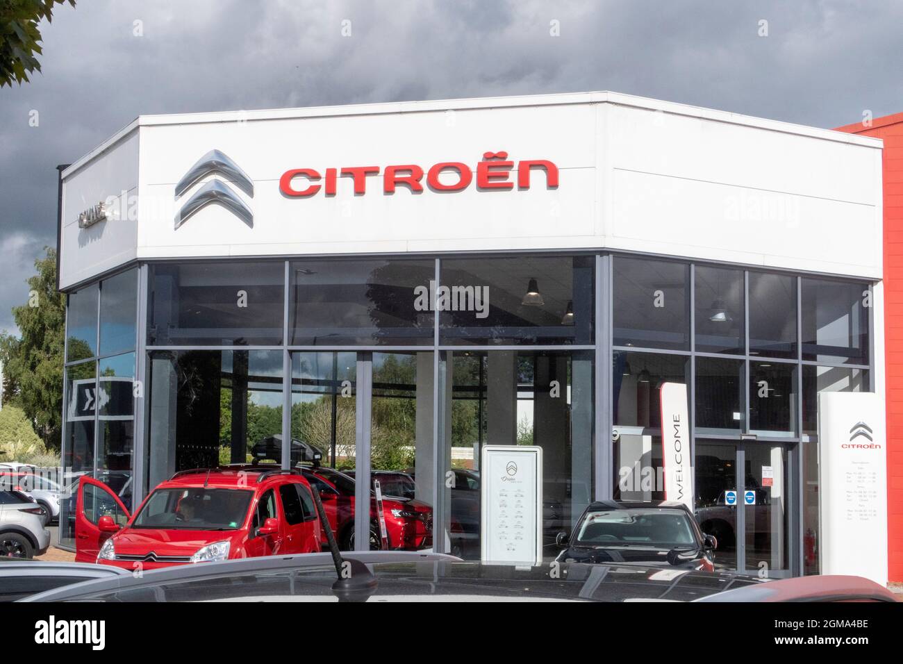 Yeomans-Autohaus für den Automobilhandel. Das Logo und das Schild des Autohändlers vor dem Ausstellungsraum von Exeter Stockfoto