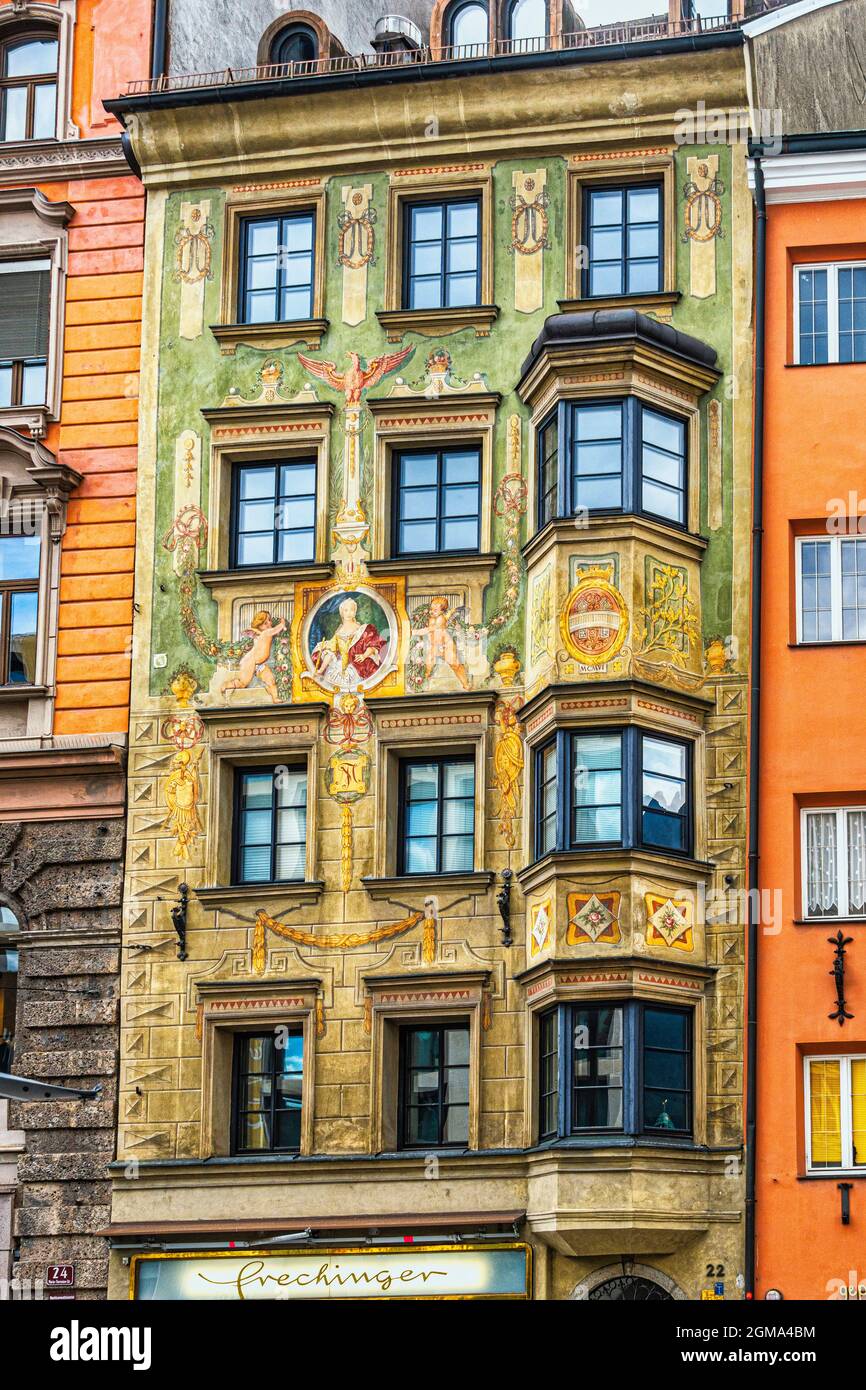 Malerische Fassaden und traditionell dekorierte Fenster mit Blick auf die Maria-Theresien-Straße. Innsbruck, Tirol, Österreich, Europa Stockfoto