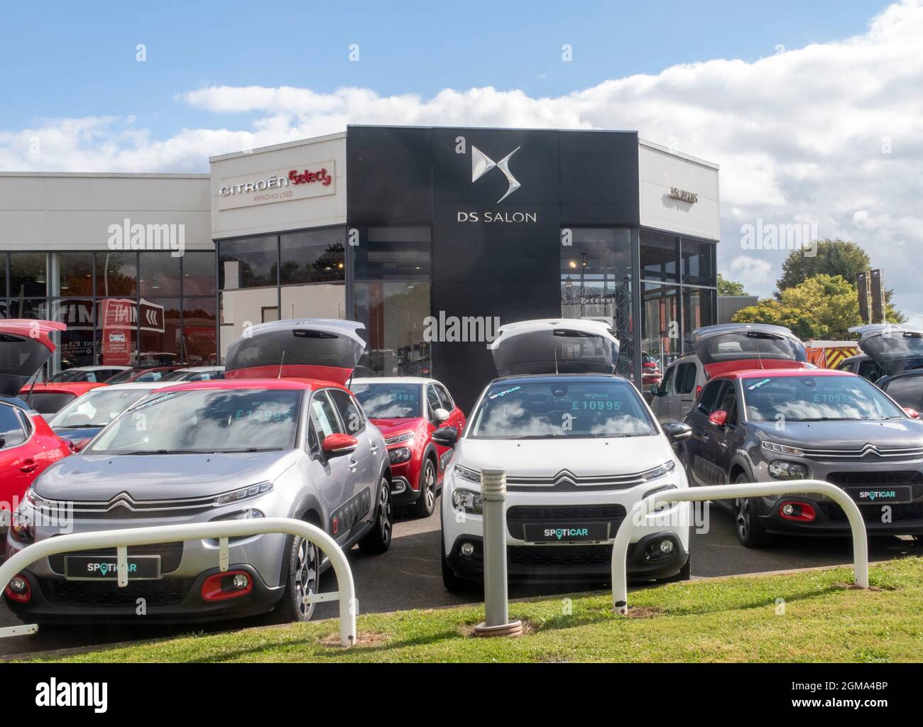 Yeomans-Autohaus für den Automobilhandel. Das Logo und das Schild des Autohändlers vor dem Ausstellungsraum von Exeter Stockfoto