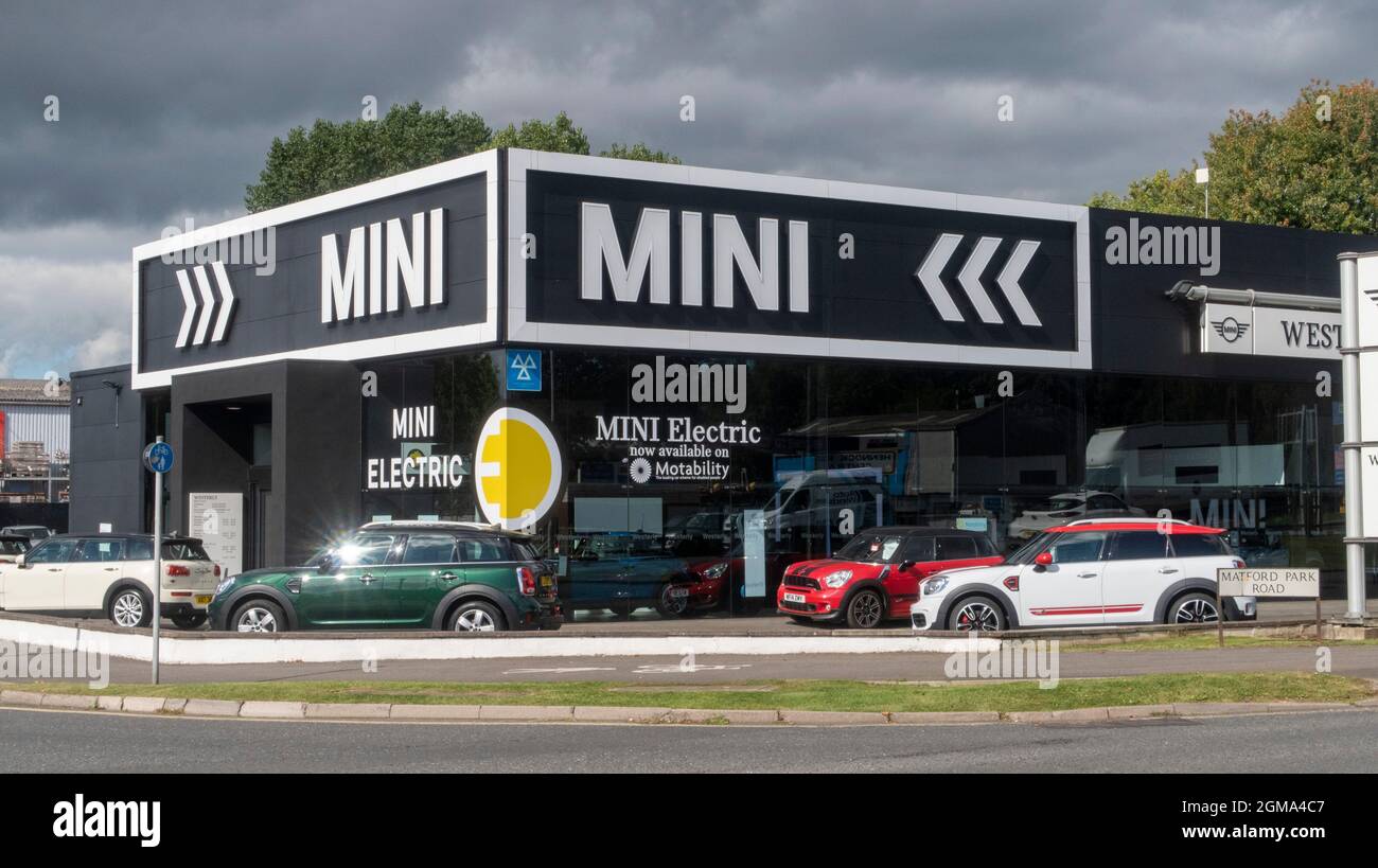 Autohaus für Kleinwagen. Mini-Logo und Schild vor dem Ausstellungsraum des Autohändlers, Exeter Stockfoto