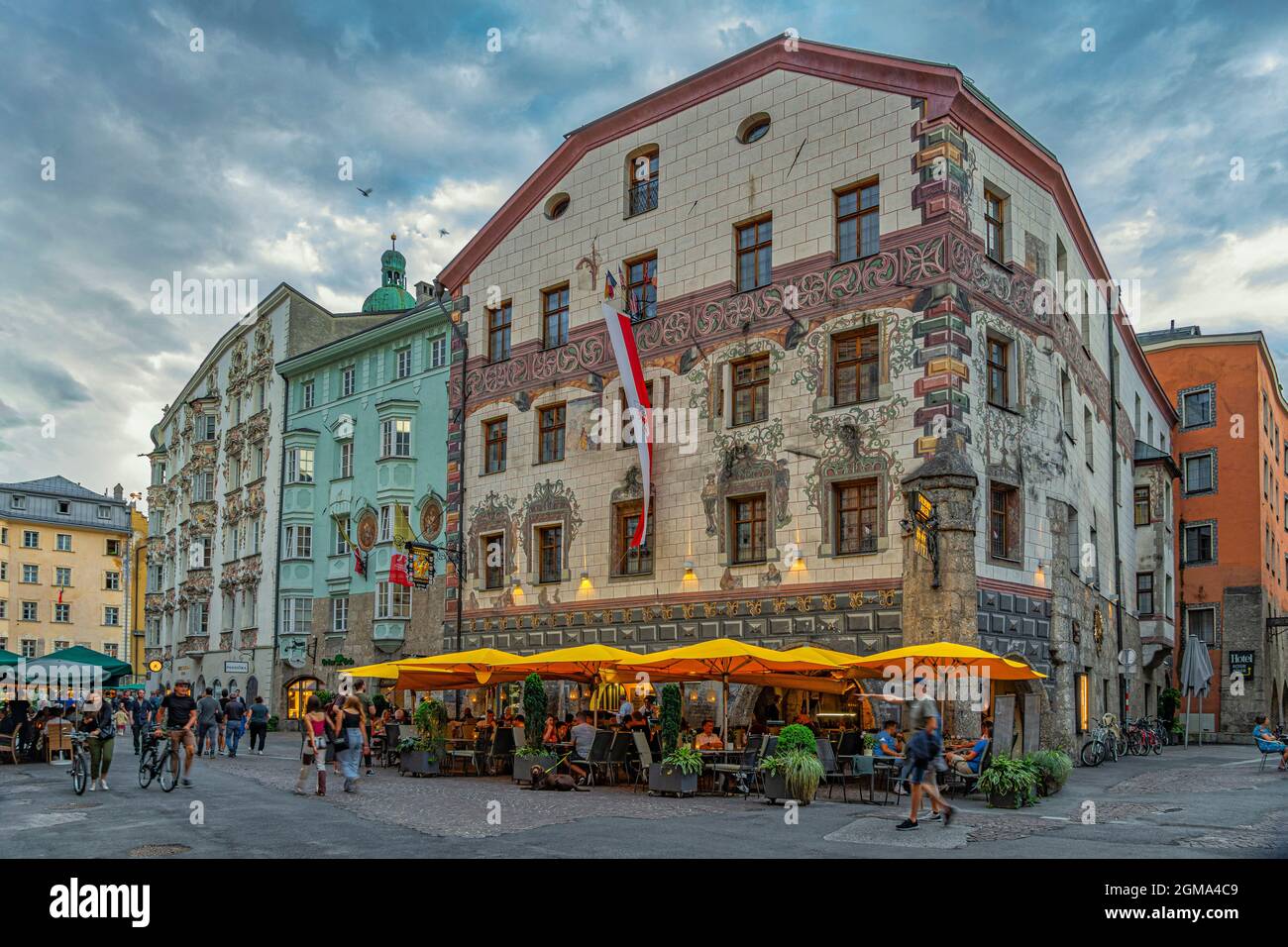 Malerisch traditionell geschmückte Fassaden typischer Innsbrucker Häuser und Restaurants. Innsbruck, Tirol, Österreich, Europa Stockfoto