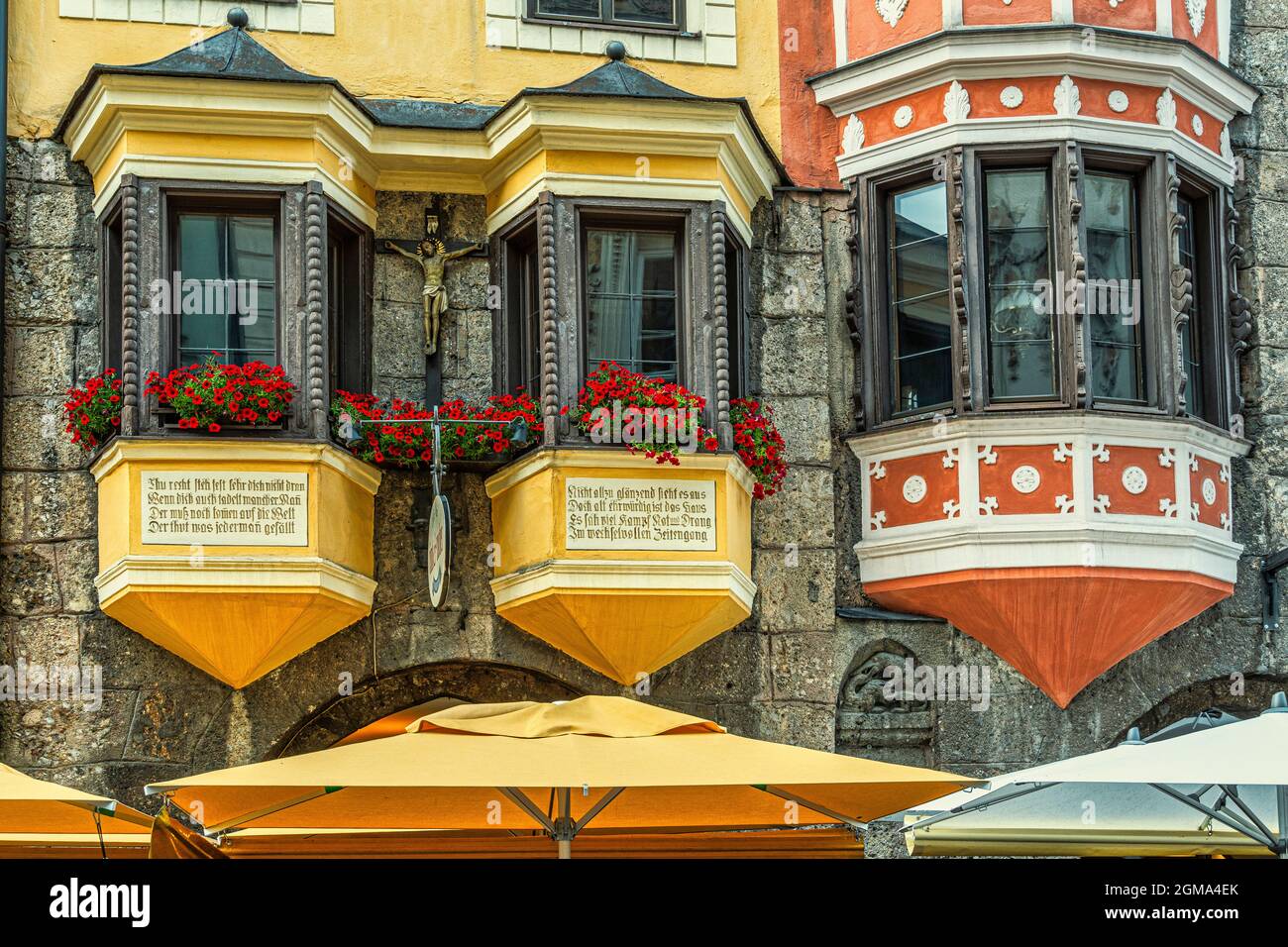 Die verzierten Fenster alter Gebäude blicken auf die  Herzog-Friedrich-Straße in der Altstadt von Innsbruck. Innsbruck, Tirol,  Österreich, Europa Stockfotografie - Alamy