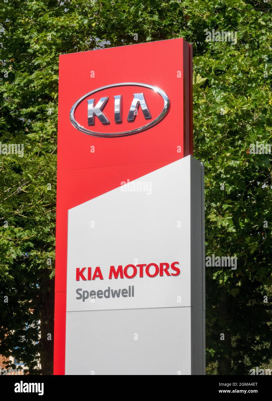 Kia Auto-Logo und Schild vor dem Autohändler-Showroom, Exeter Stockfoto
