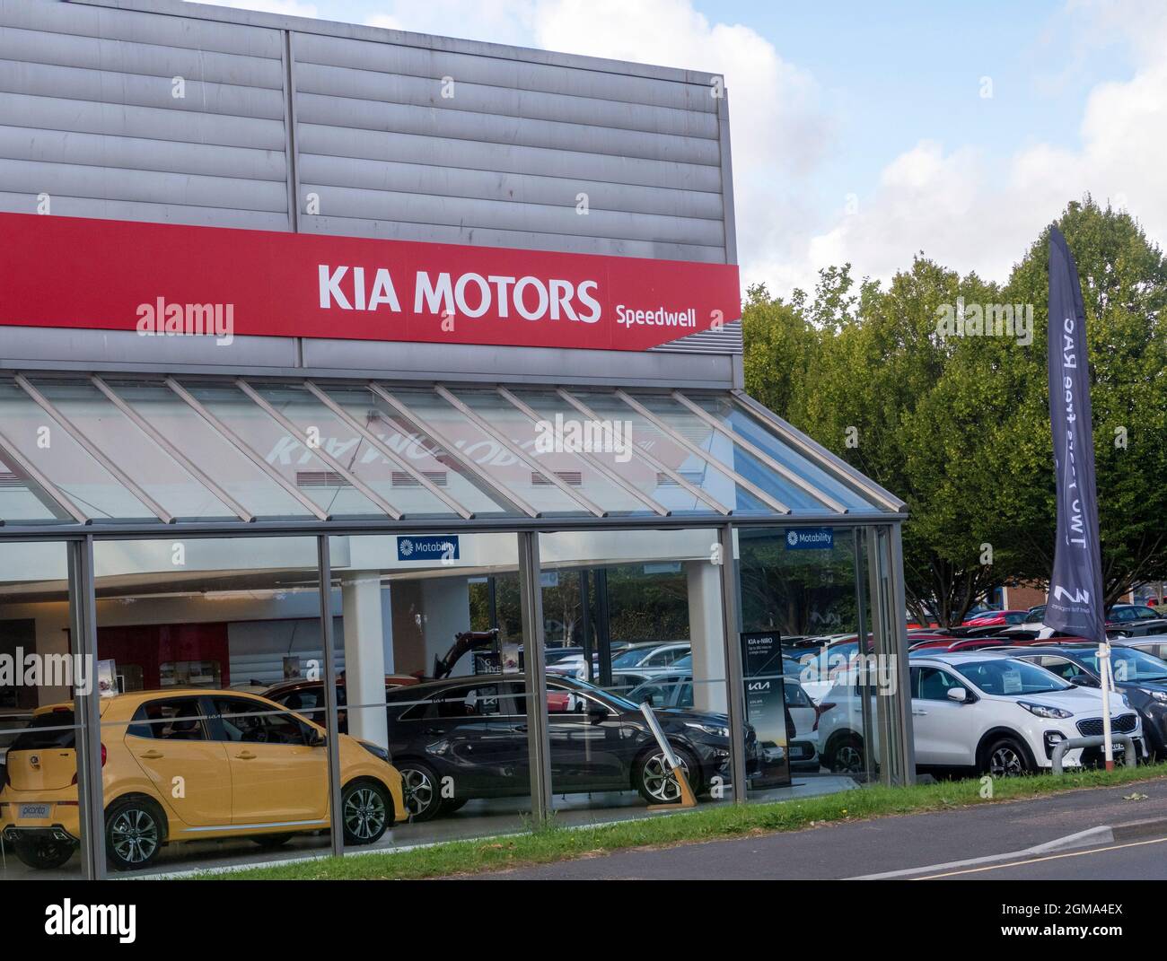 Kia Autohaus. Kia-Logo und Schild vor dem Ausstellungsraum des Autohändlers, Exeter Stockfoto
