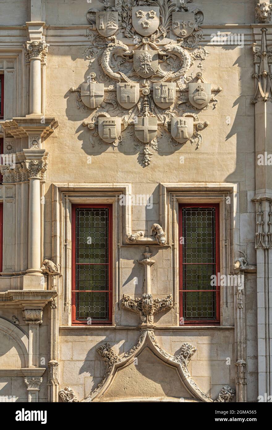 Dekorationen an der Fassade des Parlamentsgebäudes in Grenoble. Wappen und Steinstatuen. Grenoble, Frankreich Stockfoto