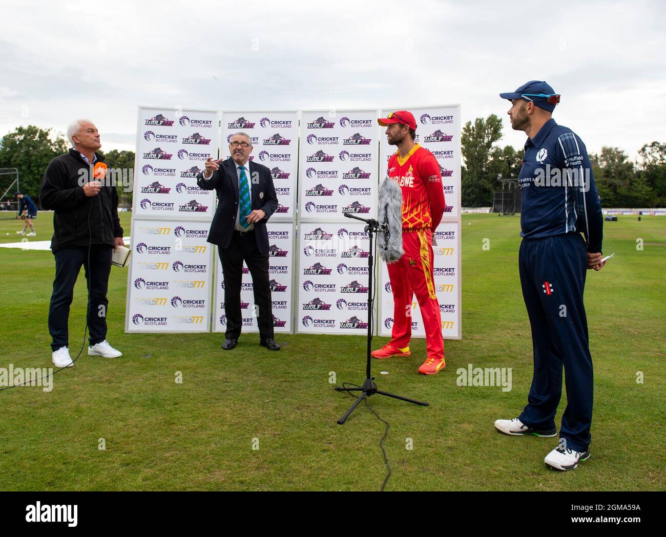 Edinburgh, Midlothian, Großbritannien. , . Im Rahmen ihrer T20-WM-Vorbereitungen spielen die Scotland Men in der zweiten T20-Serie 3 in der Grange, Edinburgh, Gastgeber von Zimbabwe Men. Der Schiedsrichter David Jukes dreht die Münze als Kapitän von Schottland, Kyle Coetzer und Craig Ervine aus Simbabwe. Simbabwe gewinnt den Wurf und wählen Sie zuerst zu schlagen. Foto: Ian Jacobs/Alamy Live News Stockfoto