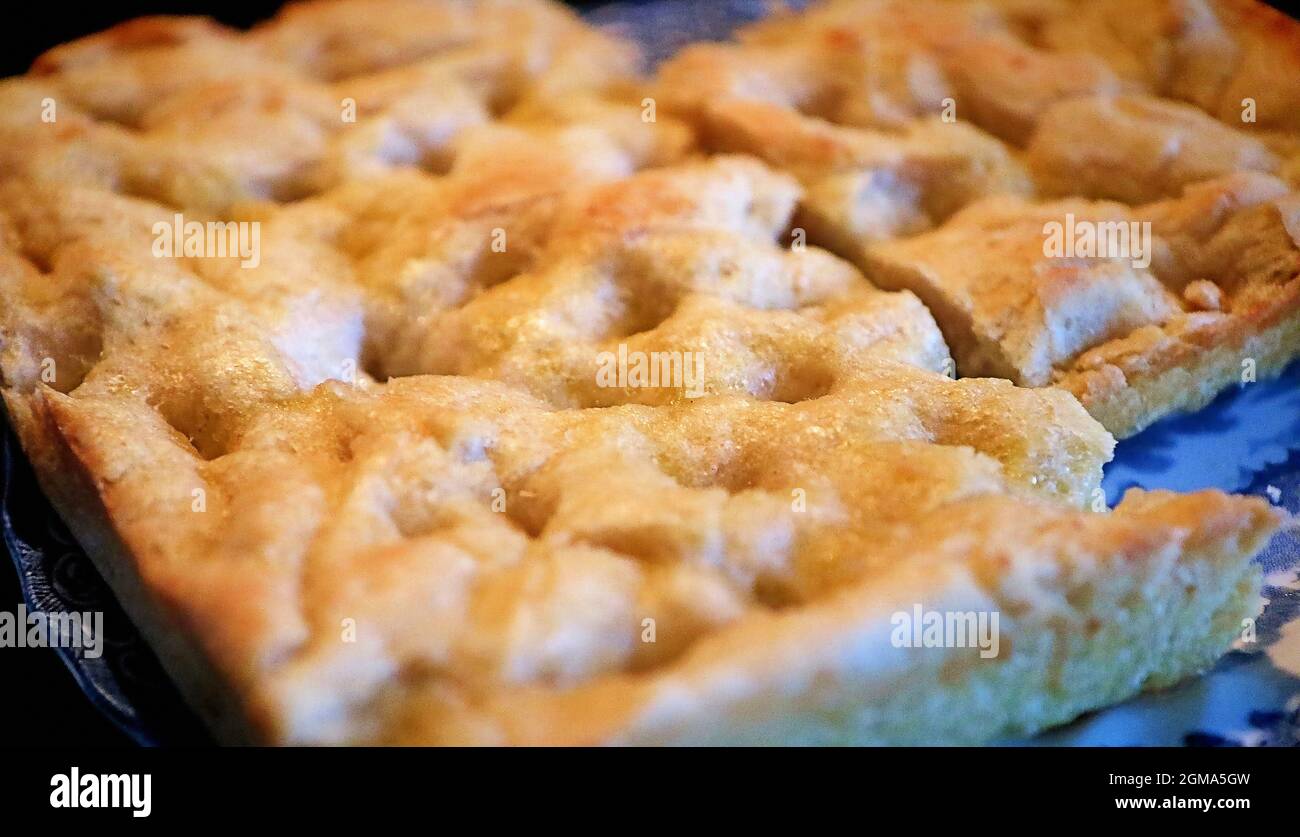 Focaccia im Genua-Stil, typisches Slow-Food-Brot der alten Tradition, Nahaufnahme mit weichem Fokus Stockfoto