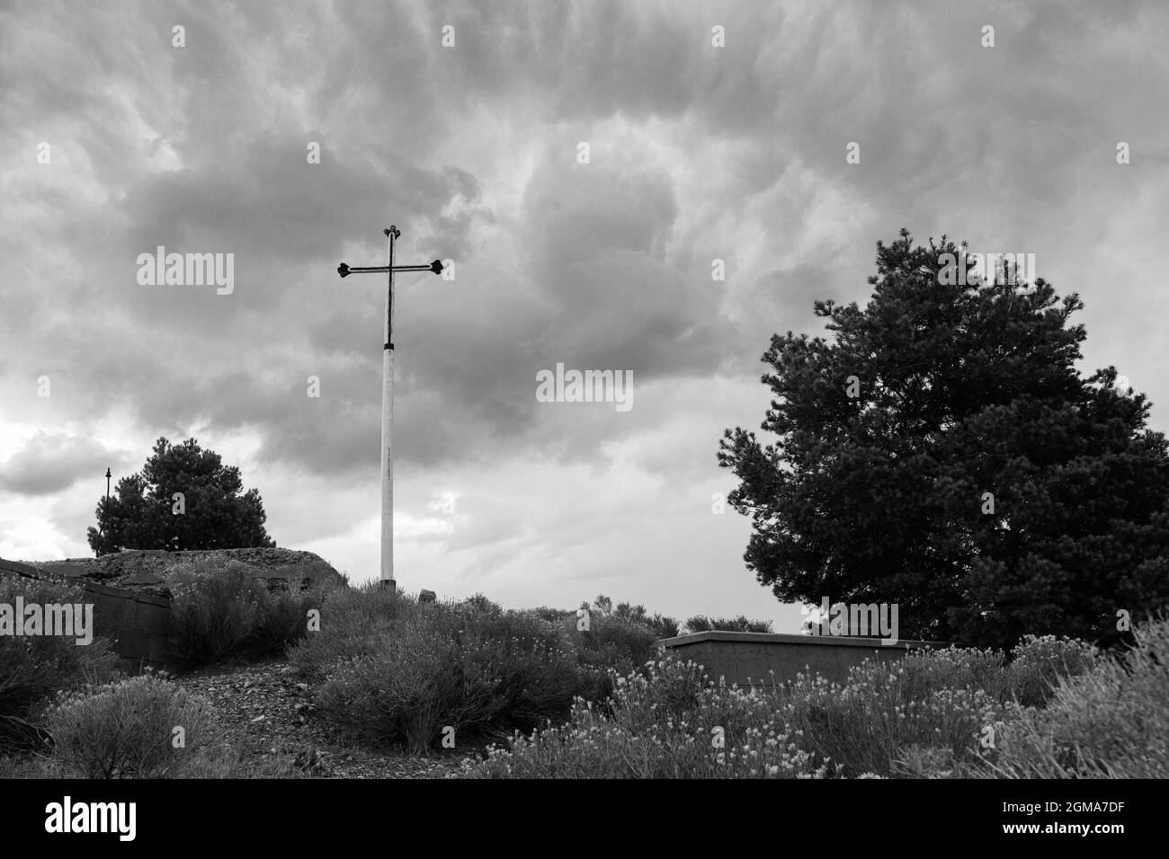 Altes Metallkreuz auf einem Hügel auf dem Pioneer Cemetery, einem der Friedhöfe in Virginia City, Nevada, USA, die gemeinsam als Silver Terrace Cemeteries bekannt sind. Stockfoto