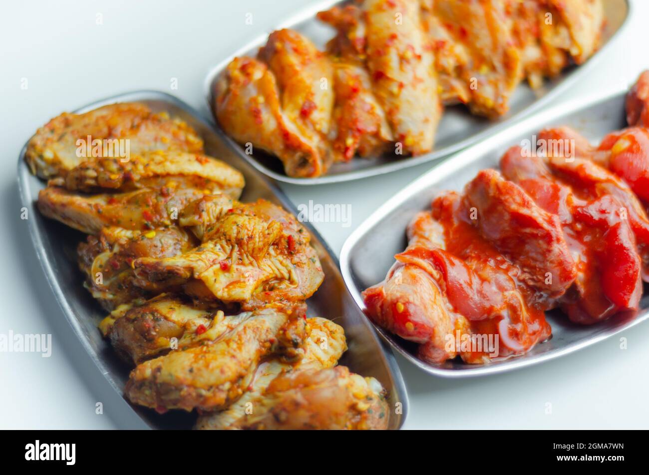 Drei verschiedene Set der Hähnchenflügel mit sriracha Glasur, karibische Marinade und chinesische Glasur, Mahlzeiten Weltküche zubereitet zu kochen Stockfoto