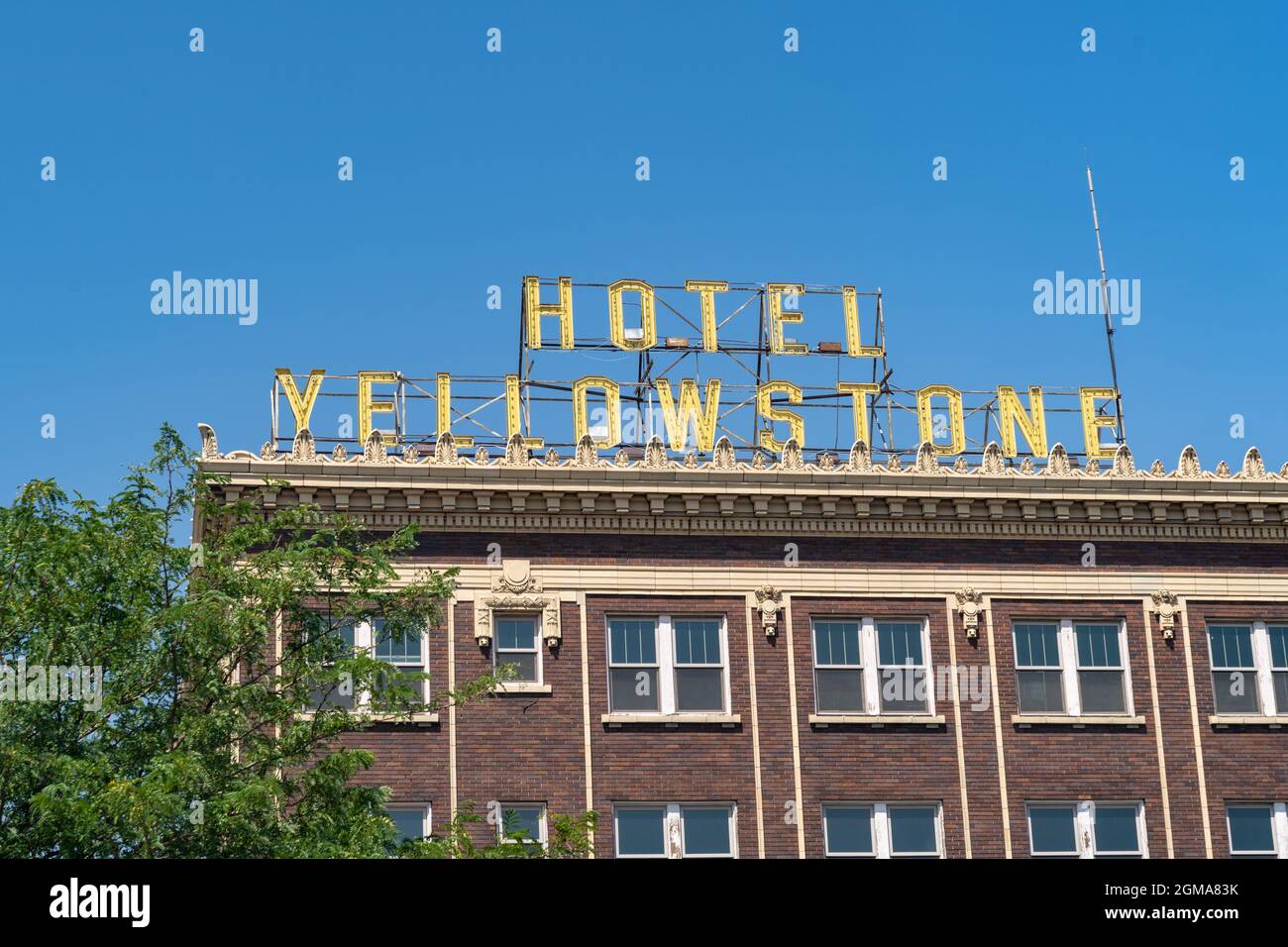 Pocatello, Idaho - 22. August 2021: Schild für das Hotel Yellowstone, ein historisches Hotel in der Innenstadt Stockfoto