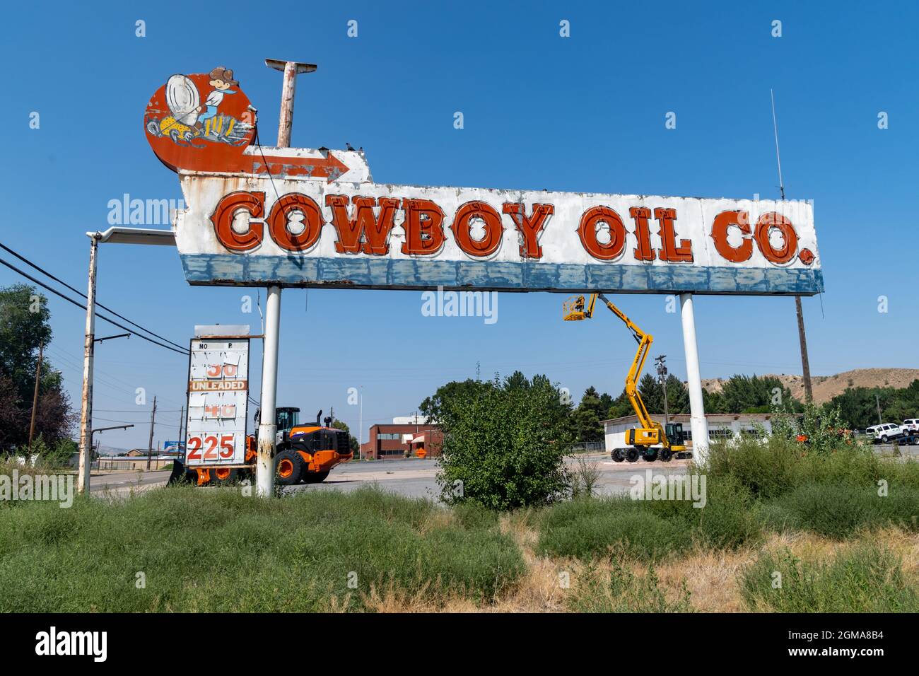 Pocatello, Idaho - 22. August 2021: Die berühmte Cowboy Oil Company steht für eine verlassene Tankstelle Stockfoto