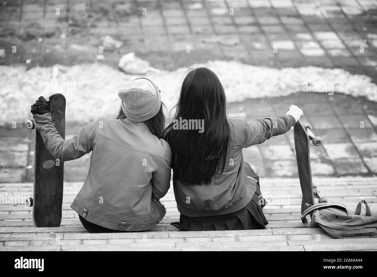 Ein junger Hippie girl reitet ein Skateboard. Mädchen Freundinnen für einen Spaziergang in der Stadt mit einem Skateboard. Frühling Sport auf der Straße mit einem Skateboard. Stockfoto