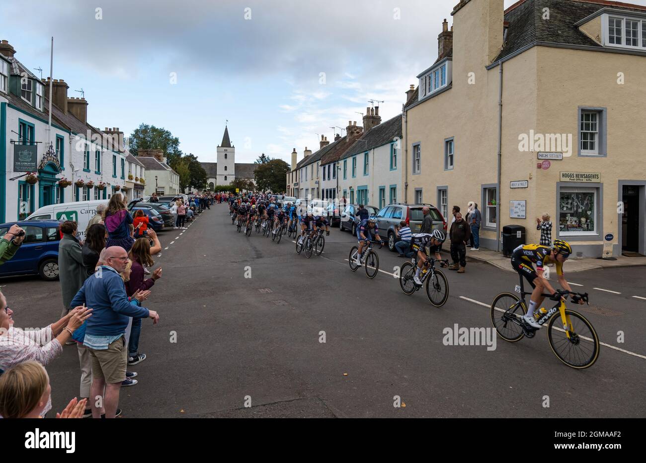 Ein J Bell Tour of Britain Radrennen Peleton führt durch Gifford Dorf, East Lothian, Schottland, Großbritannien Stockfoto