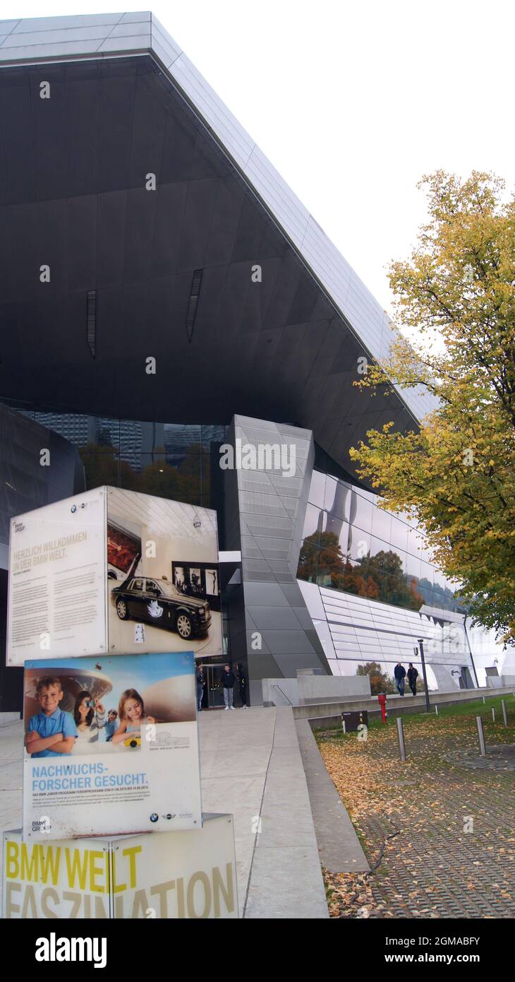 MÜNCHEN, DEUTSCHLAND - 12 Okt 2015: Außenansicht der BMW-Welt München, dem Liefer- und Erlebniszentrum der Automobilmarke BMW Stockfoto