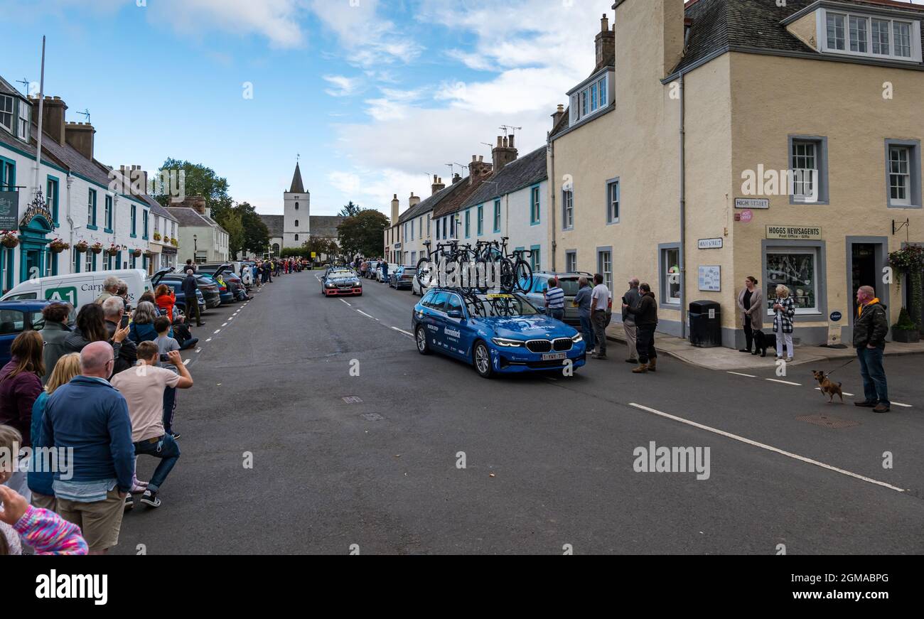 Ein J Bell Tour of Britain Radrennen Unterstützung Autos passieren Gifford Dorf, East Lothian, Schottland, Großbritannien Stockfoto