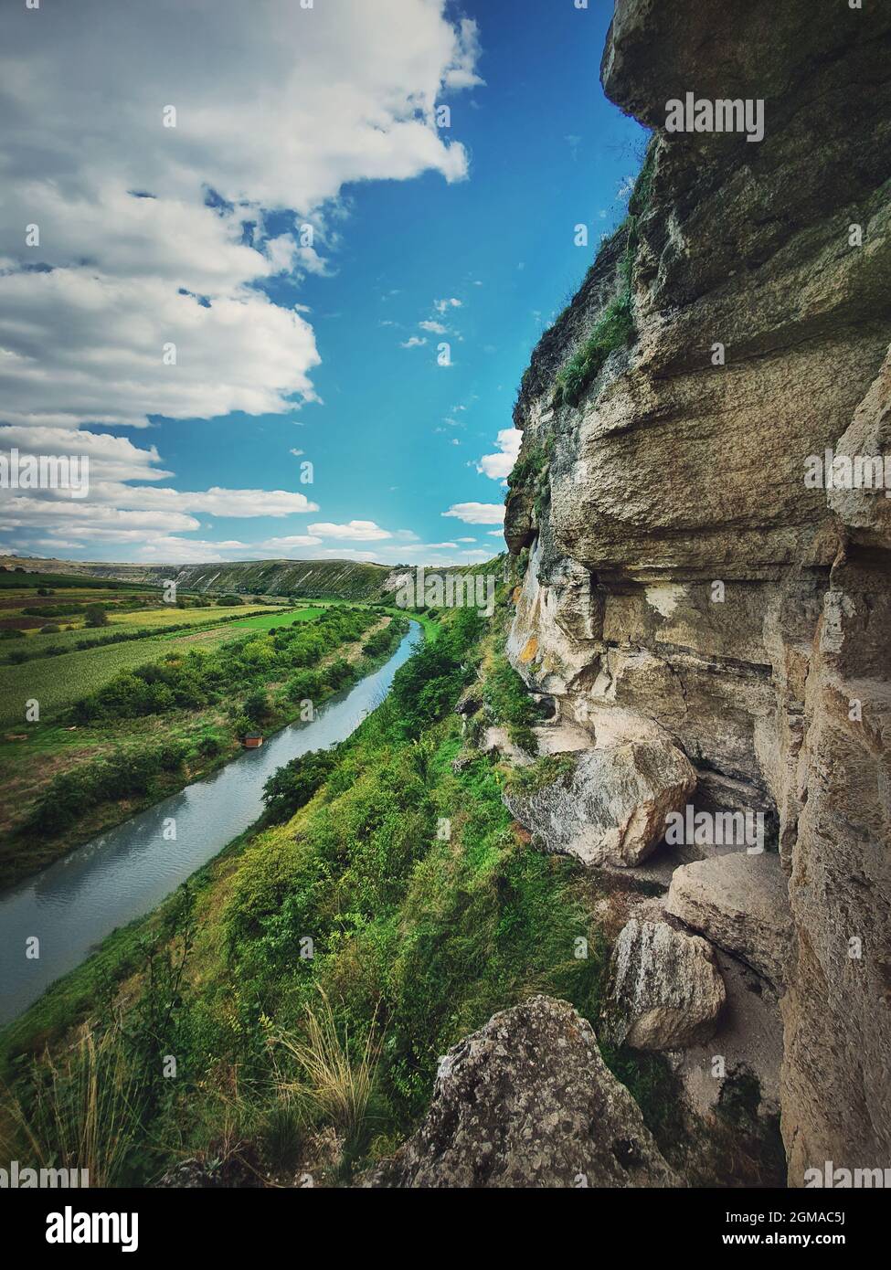 Idyllische Landschaft mit dem Raut-Fluss, der durch die Hügel der Schlucht fließt, Karstklippen bei Orheiul Vechi, dem alten Orhei-Komplex, in der Nähe des Dorfes Butuceni, Moldawien. Stockfoto